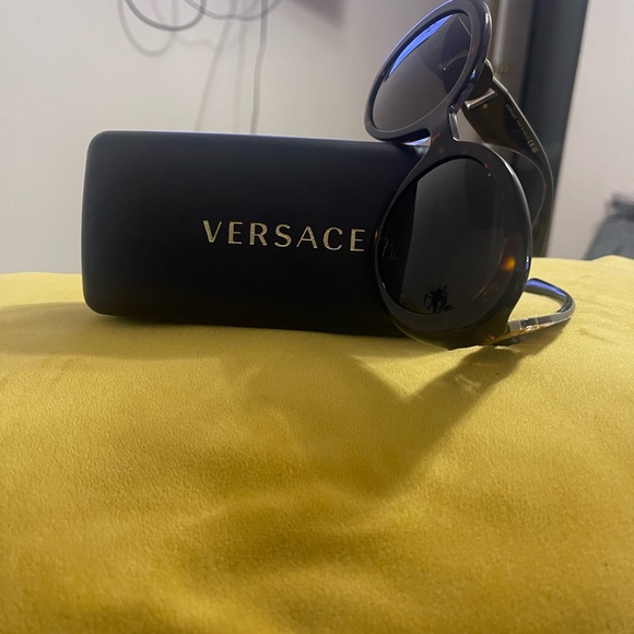Authentic Versace sunglasses - Picture 5 of 7